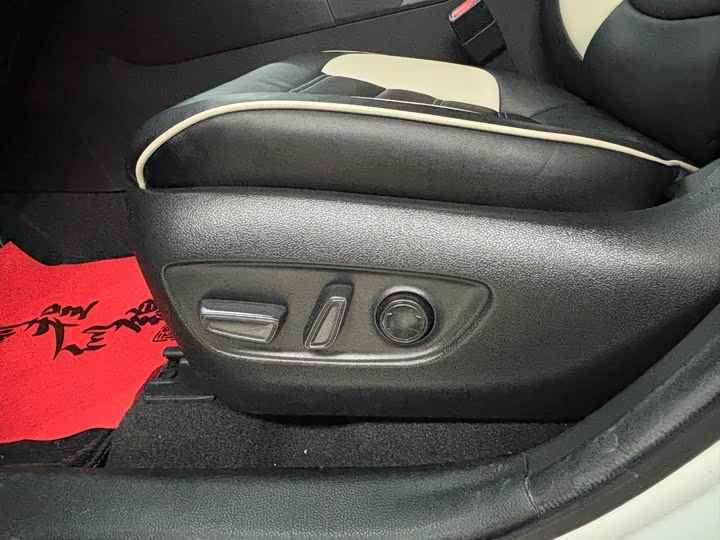 Фото 16 - Toyota RAV4