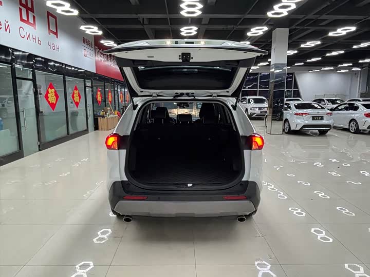 Фото 17 - Toyota RAV4