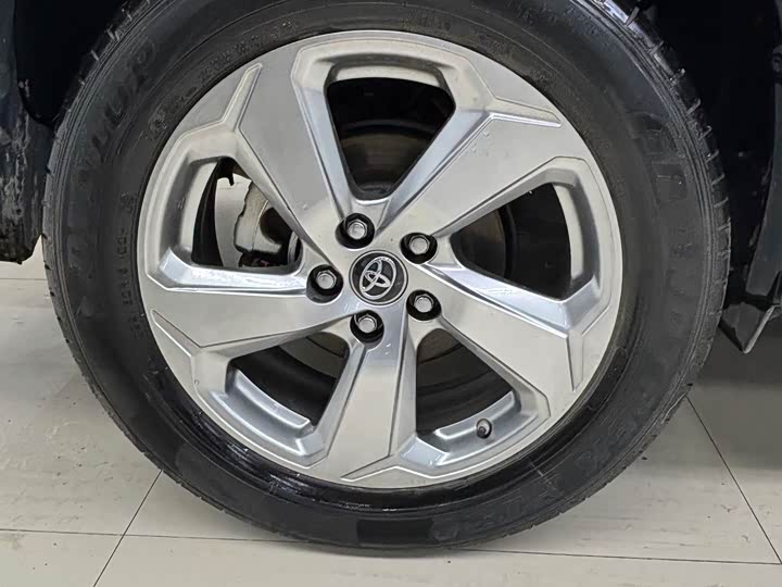 Фото 18 - Toyota RAV4