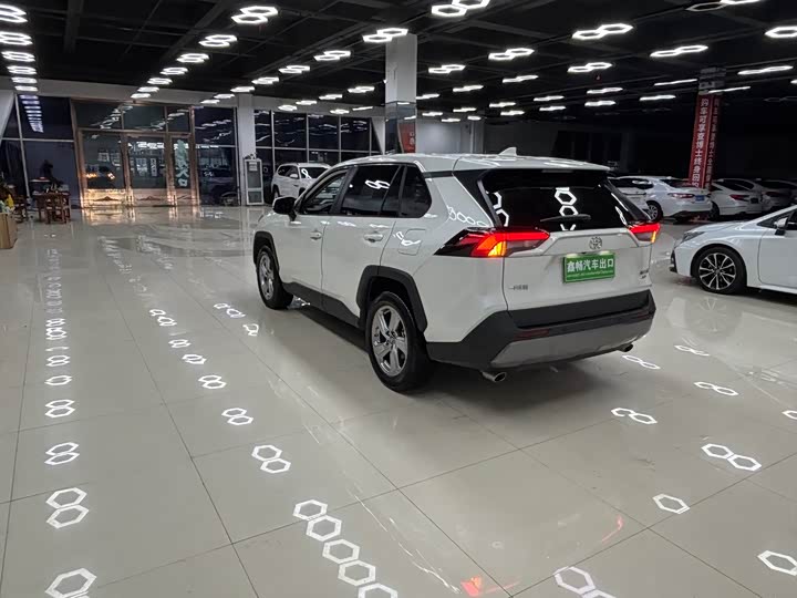 Фото 7 - Toyota RAV4