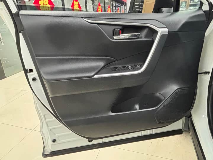 Фото 8 - Toyota RAV4