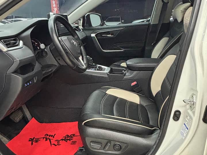 Фото 9 - Toyota RAV4