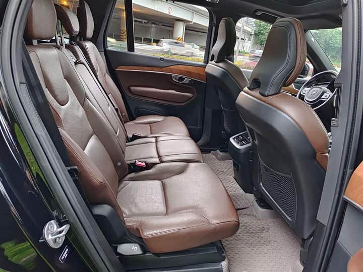 Фото 10 - Volvo XC90