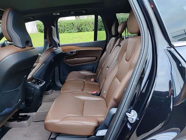 Фото 8 - Volvo XC90