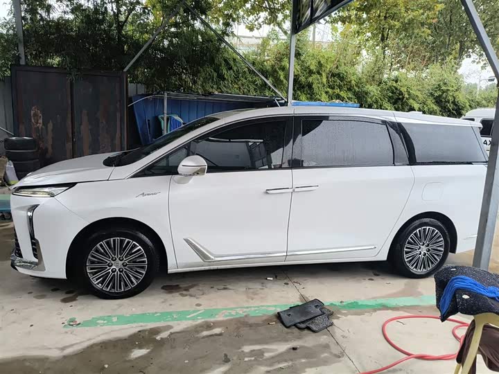 Фото 5 - Buick GL8 Hybrid