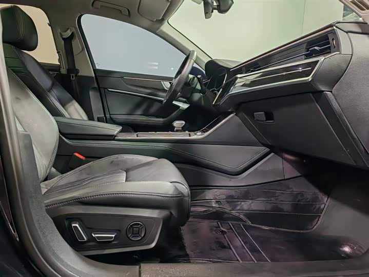 Фото 7 - Audi A6L