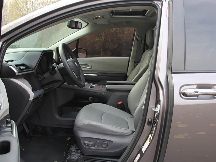 Фото 11 - Toyota Sienna