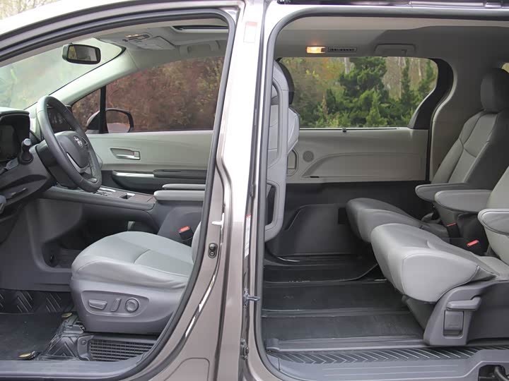 Фото 12 - Toyota Sienna