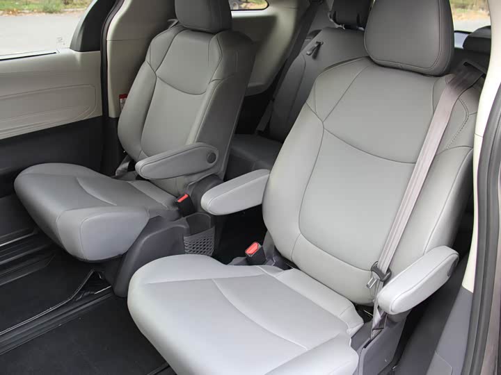 Фото 13 - Toyota Sienna