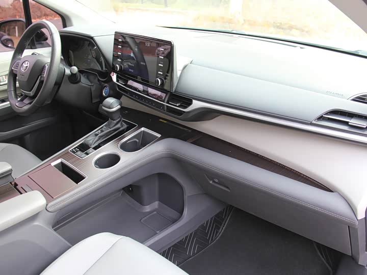 Фото 14 - Toyota Sienna