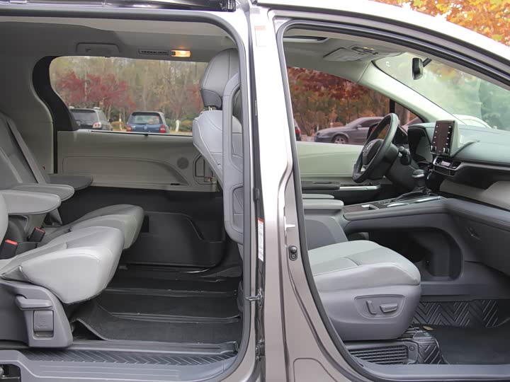 Фото 16 - Toyota Sienna