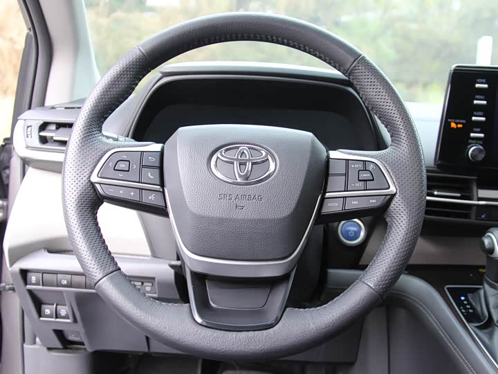 Фото 23 - Toyota Sienna
