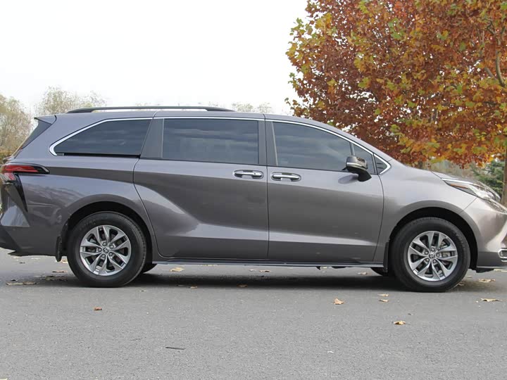 Фото 8 - Toyota Sienna