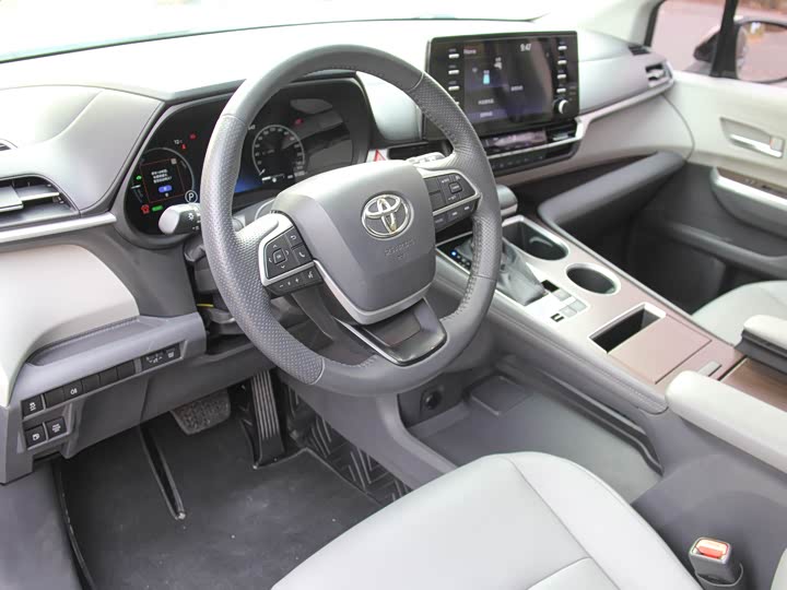 Фото 9 - Toyota Sienna