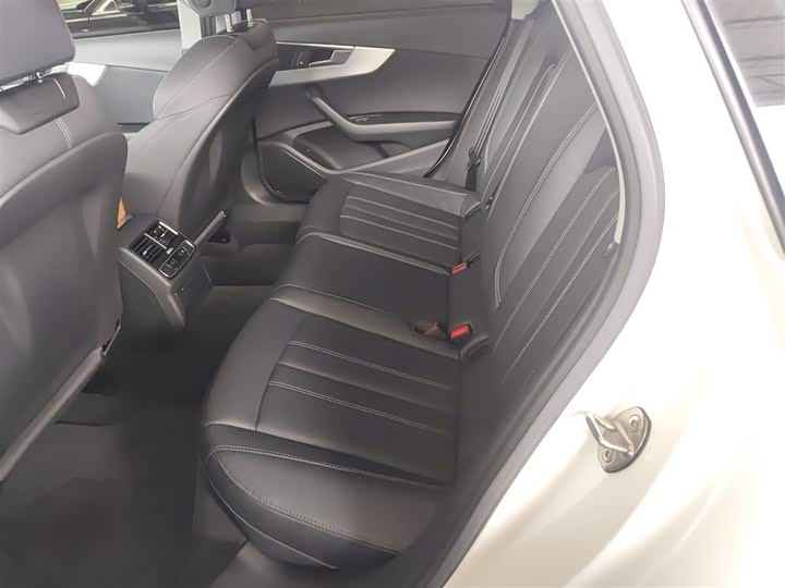 Фото 17 - Audi A4L