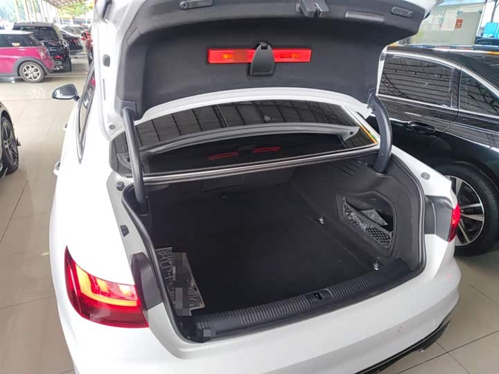 Фото 19 - Audi A4L