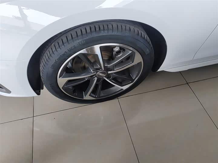 Фото 23 - Audi A4L