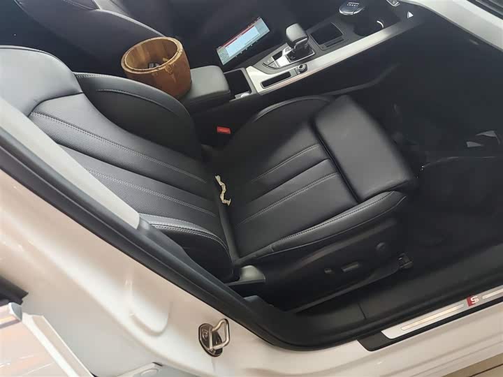 Фото 25 - Audi A4L