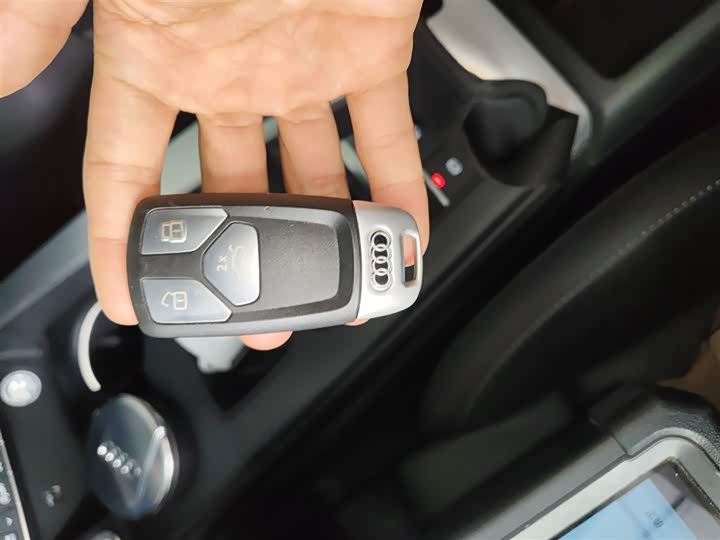 Фото 9 - Audi A4L