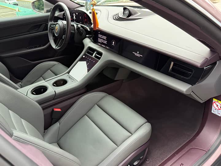 Фото 14 - Porsche Taycan