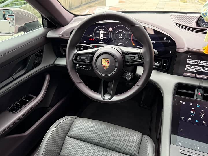 Фото 19 - Porsche Taycan