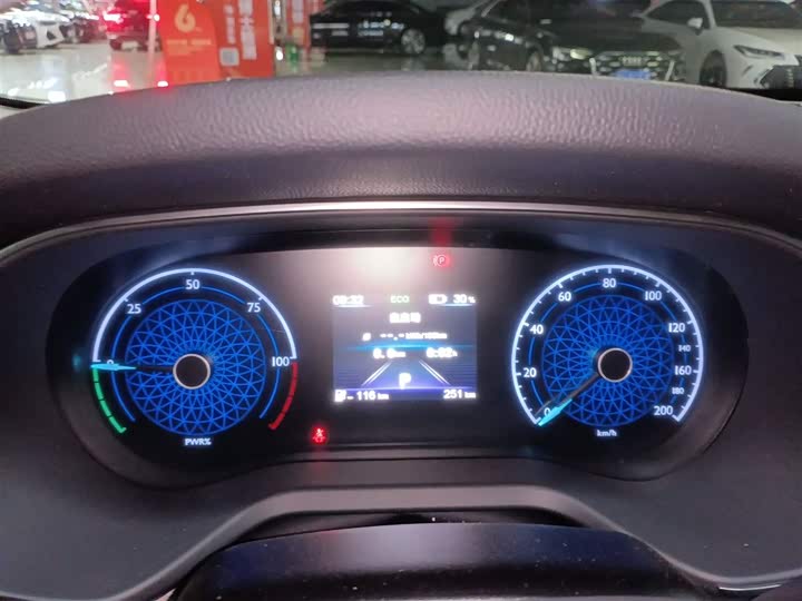 Фото 12 - Hongqi E-QM5