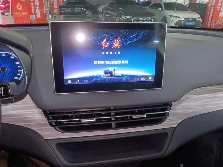 Фото 13 - Hongqi E-QM5