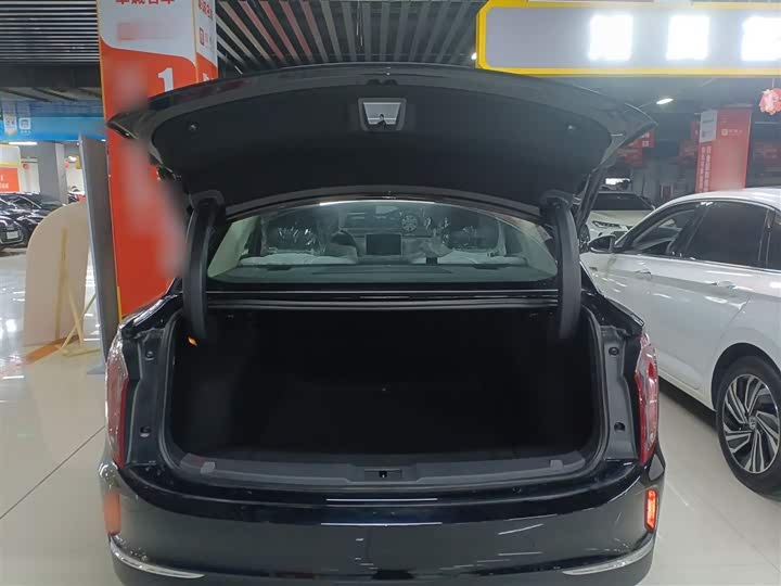 Фото 18 - Hongqi E-QM5