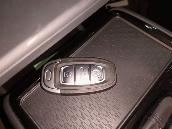 Фото 9 - Hongqi E-QM5