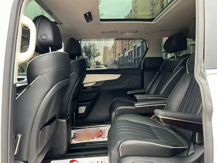 Фото 10 - Roewe iMax 8