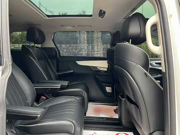 Фото 12 - Roewe iMax 8