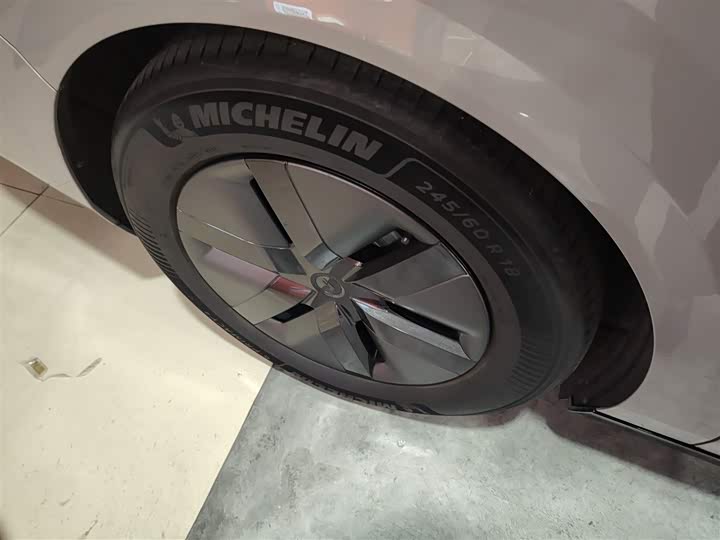 Фото 26 - LiXiang Mega