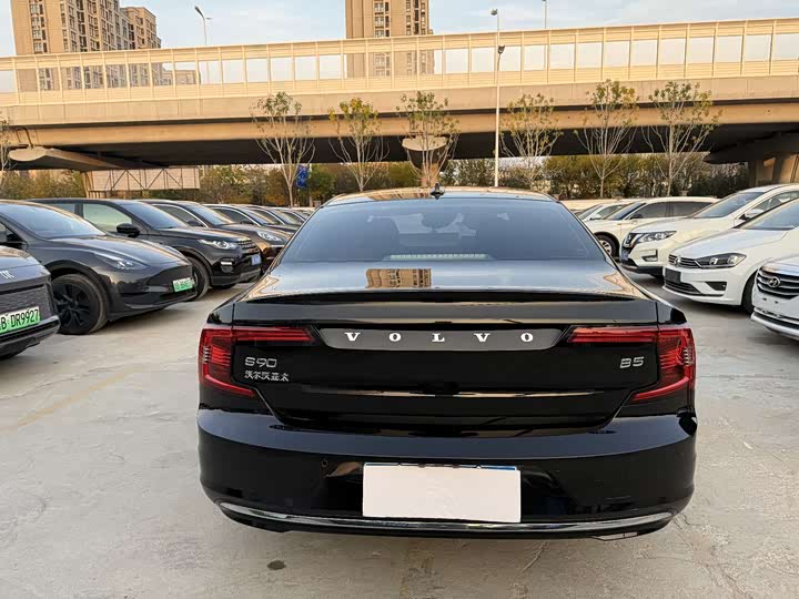 Фото 10 - Volvo S90