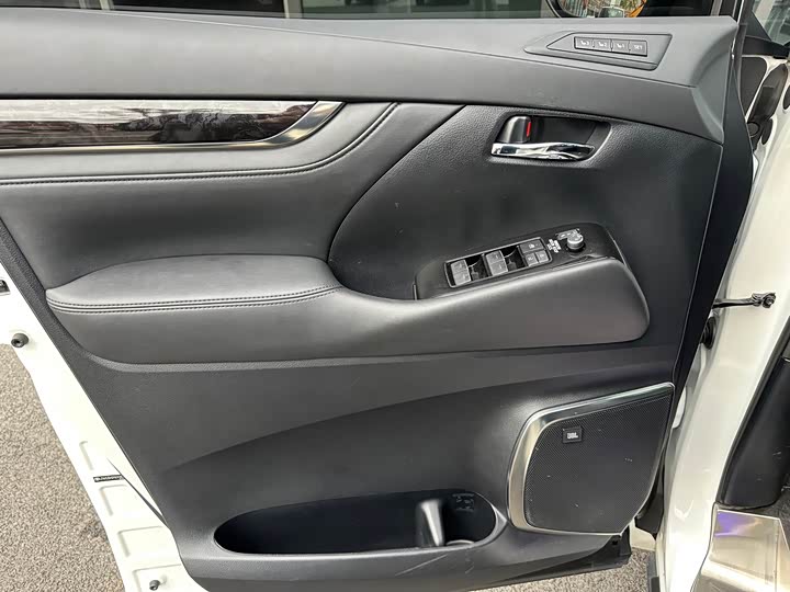 Фото 7 - Toyota Vellfire