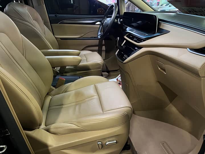 Фото 4 - Buick GL8 ES