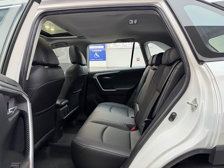 Фото 10 - Toyota RAV4