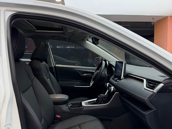 Фото 11 - Toyota RAV4