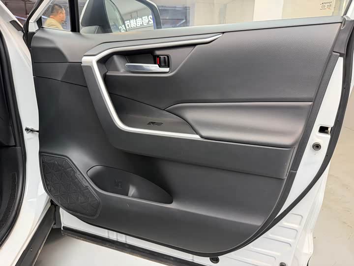 Фото 12 - Toyota RAV4