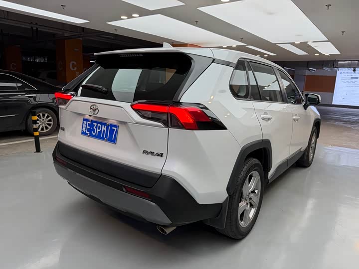 Фото 16 - Toyota RAV4