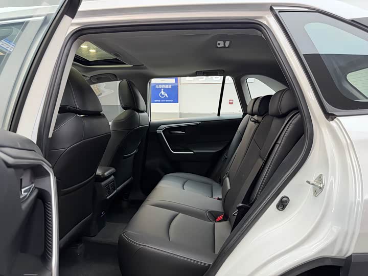 Фото 5 - Toyota RAV4