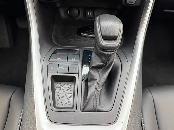 Фото 7 - Toyota RAV4