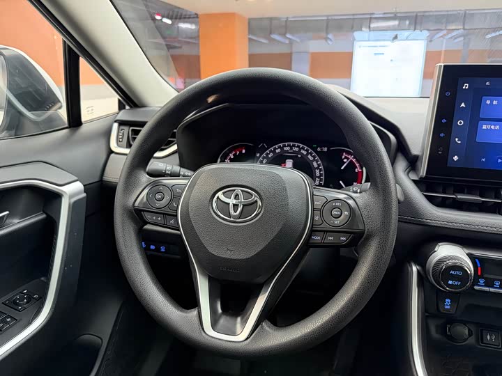 Фото 9 - Toyota RAV4