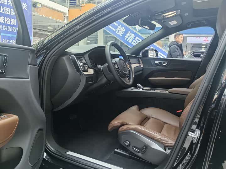 Фото 8 - Volvo XC60