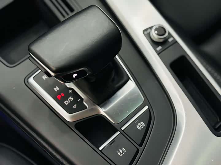 Фото 13 - Audi A4L