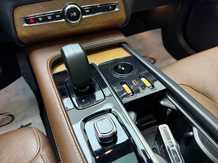 Фото 15 - Volvo XC90