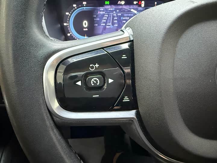 Фото 21 - Volvo XC90