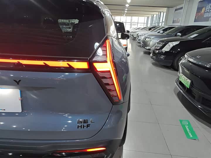 Фото 8 - Geely Atlas L