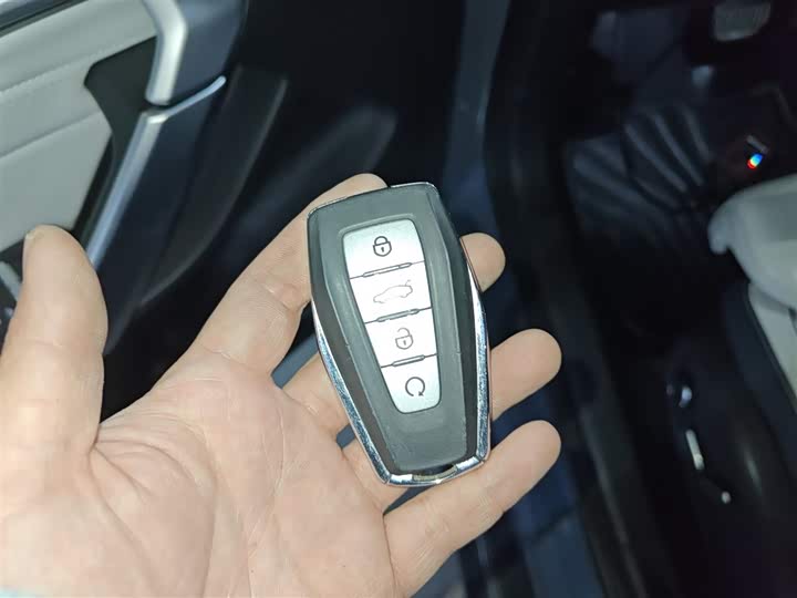 Фото 9 - Geely Atlas L