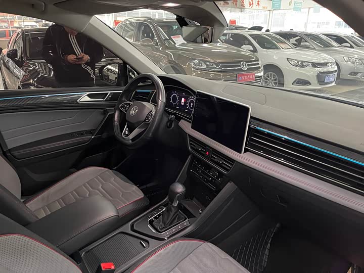 Фото 9 - Volkswagen Tiguan L Hybrid