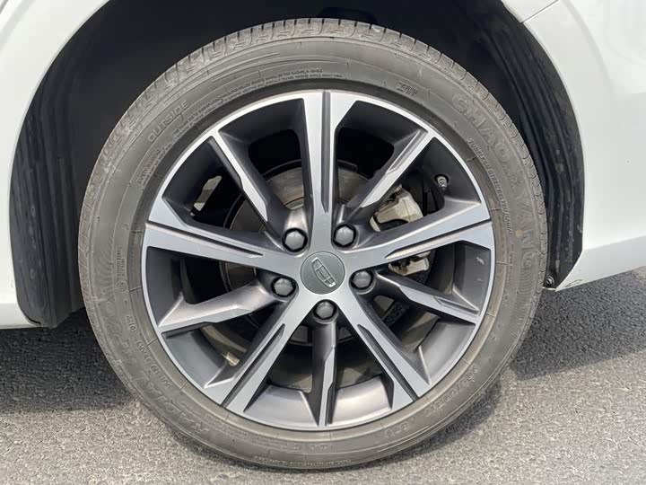 Фото 14 - Geely Emgrand